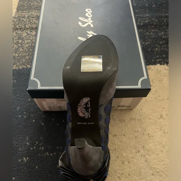 NIB 9 Ruby Shoo Katie Heels in Gray and Navy - Picture 5 of 5